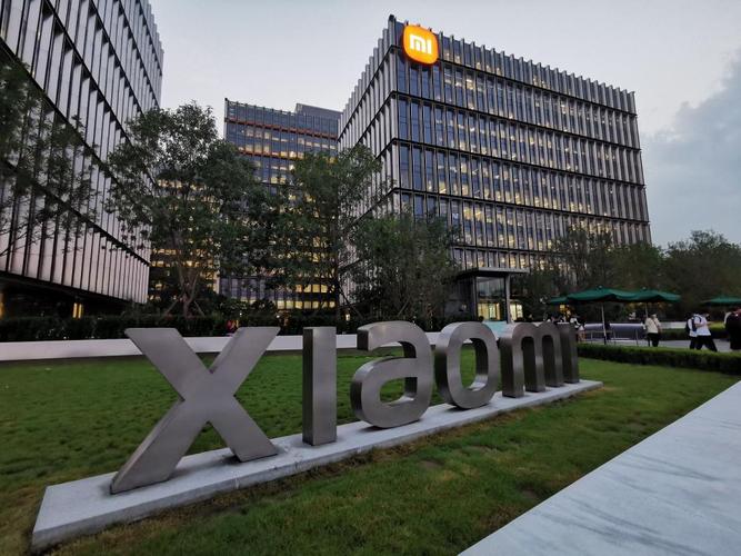 解析某科技公司治理结构 雷军、屈恒的核心角色与业务布局